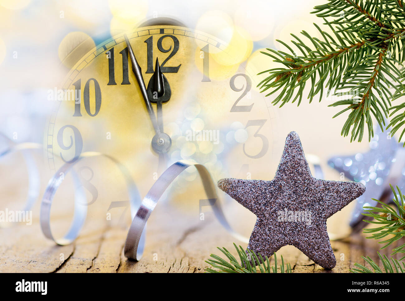 Dettaglio di orologio e Natale ramoscello prima di mezzanotte Foto Stock