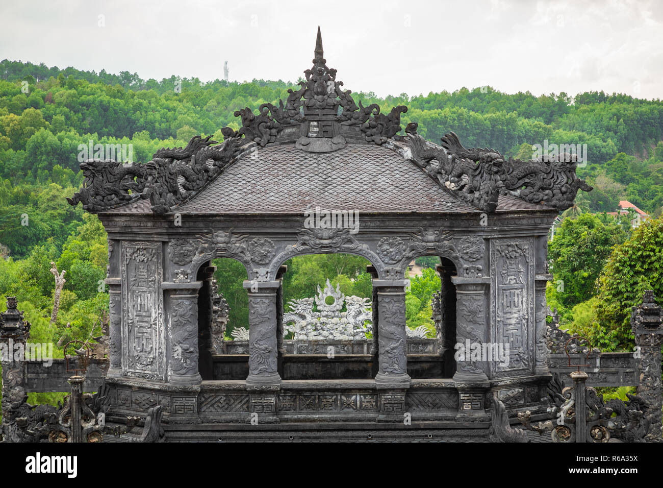 Imperial Khai Dinh tomba in tinta, Vietnam. Un sito Patrimonio Mondiale dell'UNESCO. Foto Stock