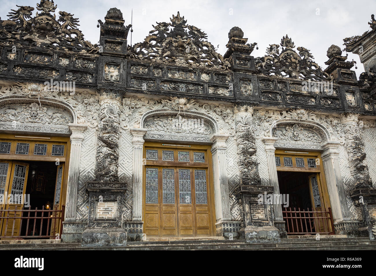 Imperial Khai Dinh tomba in tinta, Vietnam. Un sito Patrimonio Mondiale dell'UNESCO. Foto Stock