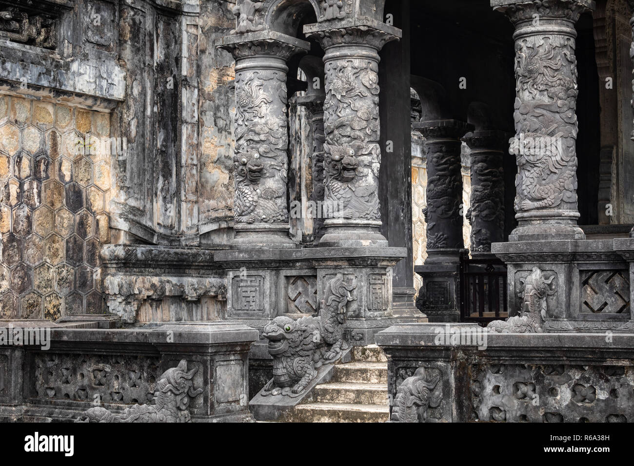 Imperial Khai Dinh tomba in tinta, Vietnam. Un sito Patrimonio Mondiale dell'UNESCO. Foto Stock
