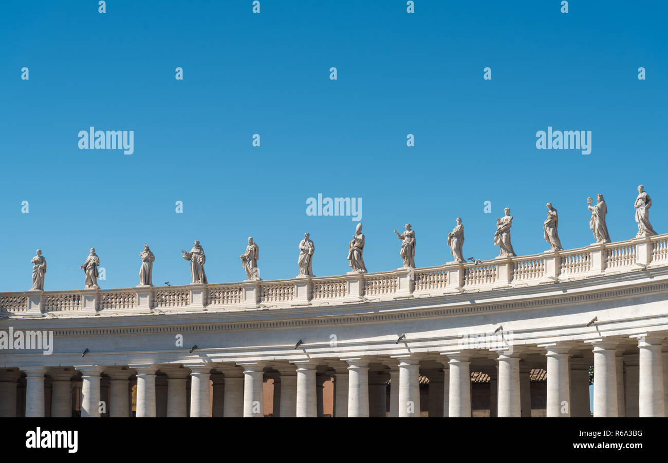 Piazza San Pietro statue sul colonnato del Bernini, Città del Vaticano, Roma, Italia Foto Stock
