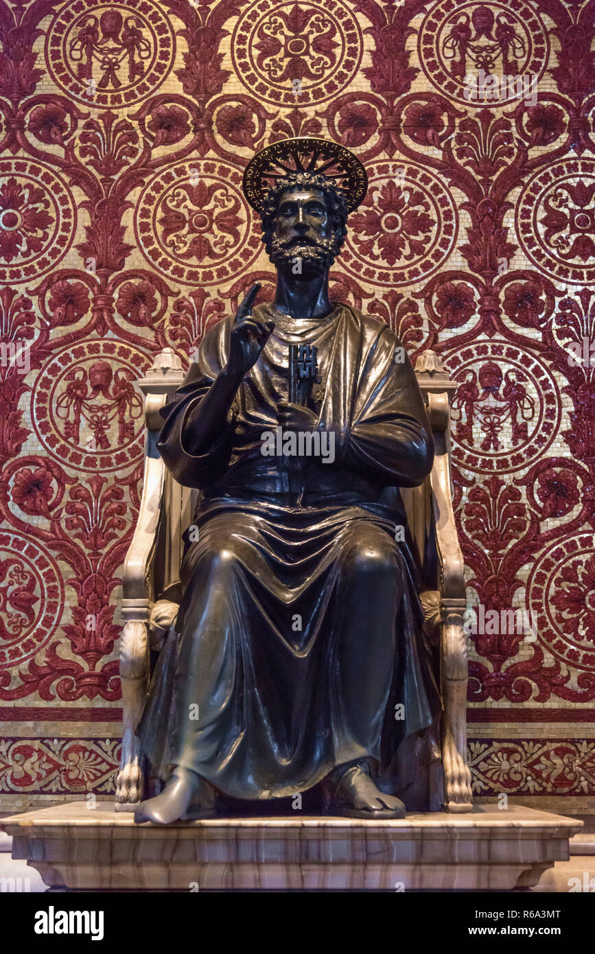 San Pietro statua in bronzo nella Basilica, Città del Vaticano, Roma, Italia Foto Stock