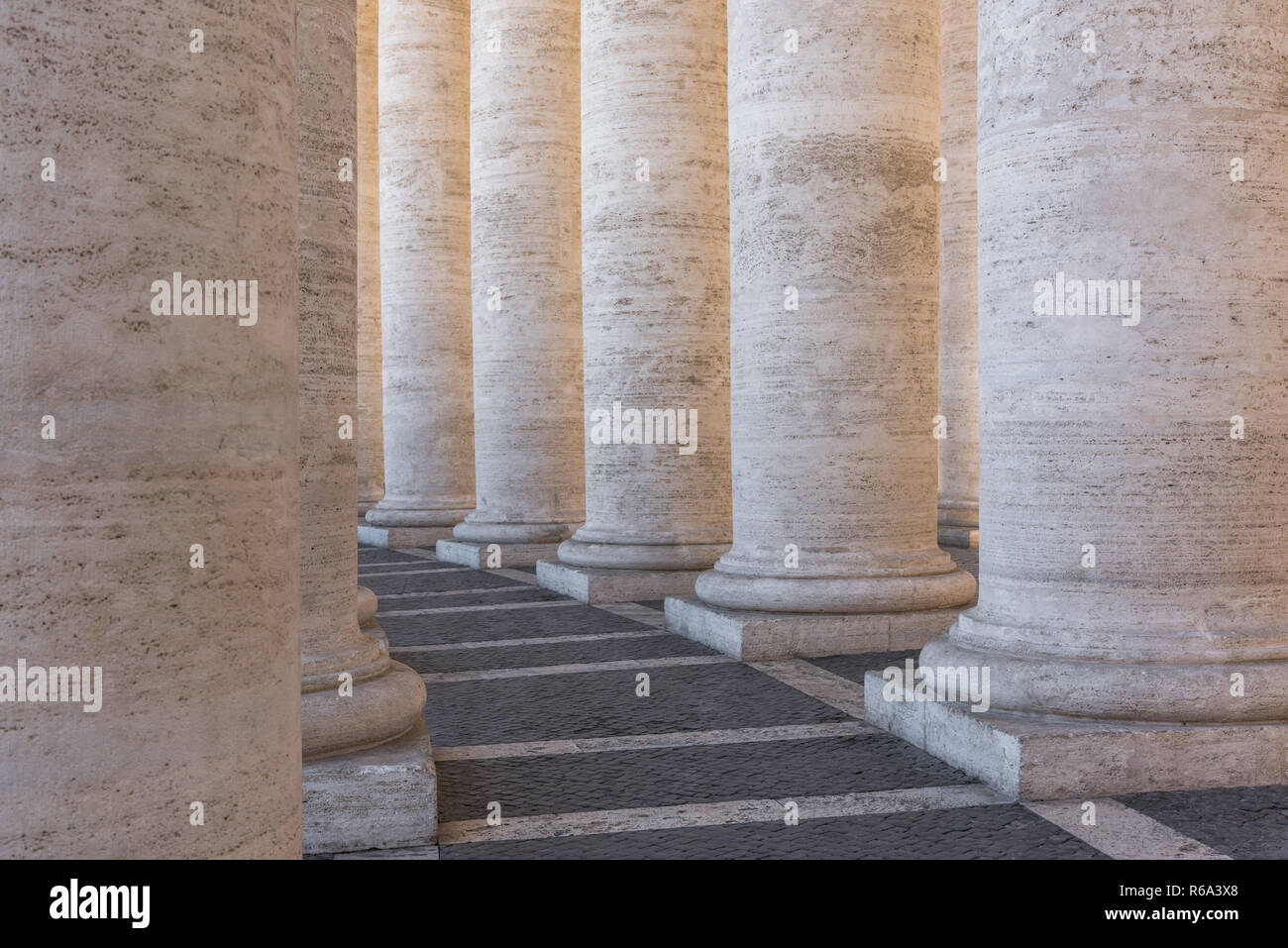 Bernini Piazza San Pietro colonnato, Città del Vaticano, Roma, Italia Foto Stock
