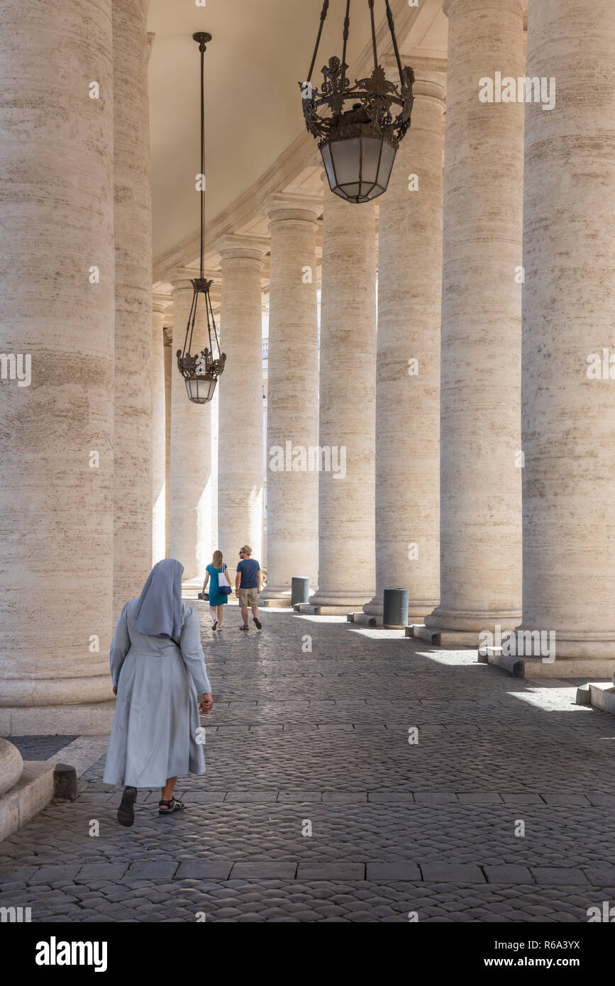 Bernini Piazza San Pietro colonnato, Città del Vaticano, Roma, Italia Foto Stock