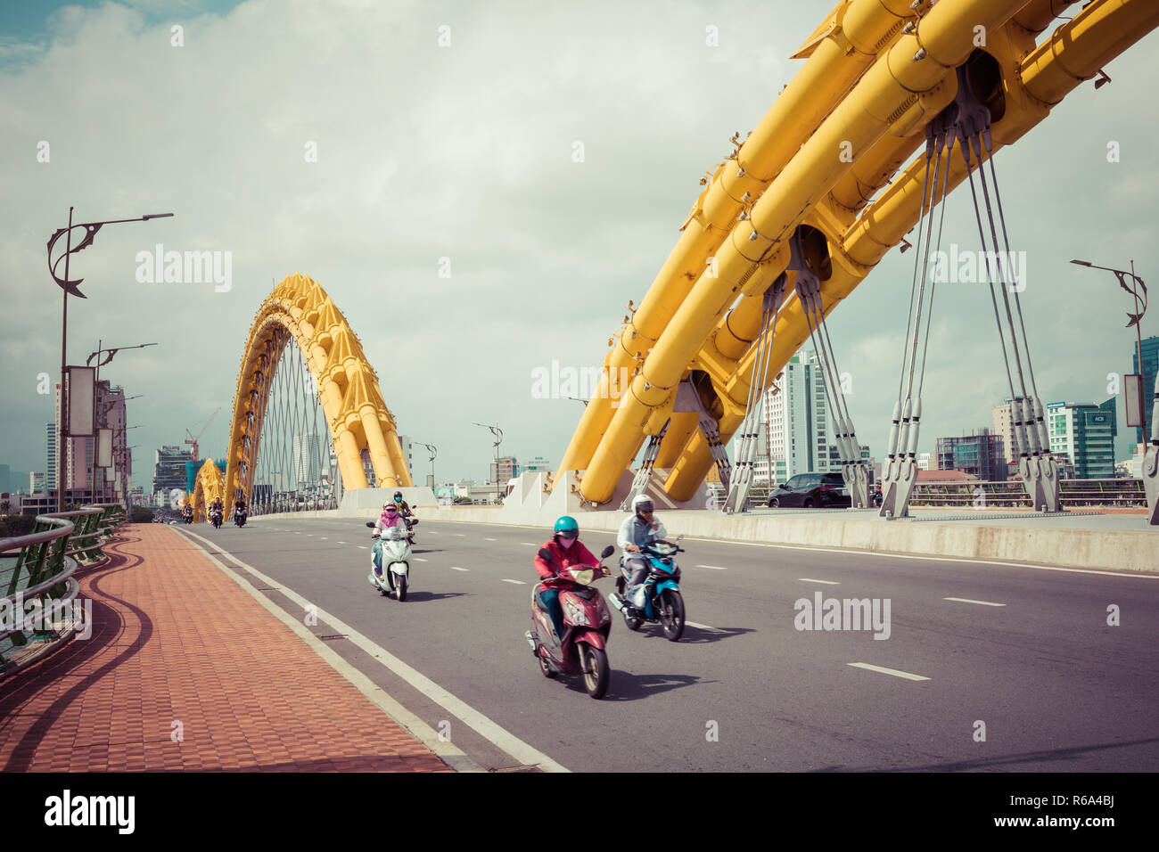 DA NANG, VIETNAM - Novembre 25, 2018: Dragon bridge ( Cua Rong ), questo moderno ponte attraversa il fiume Han, progettato e costruito a forma di drago Foto Stock