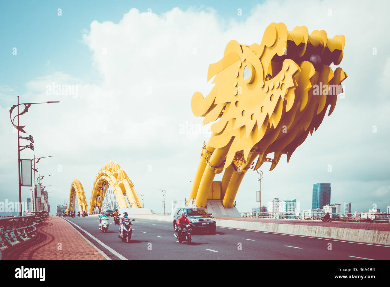 DA NANG, VIETNAM - Novembre 25, 2018: Dragon bridge ( Cua Rong ), questo moderno ponte attraversa il fiume Han, progettato e costruito a forma di drago Foto Stock
