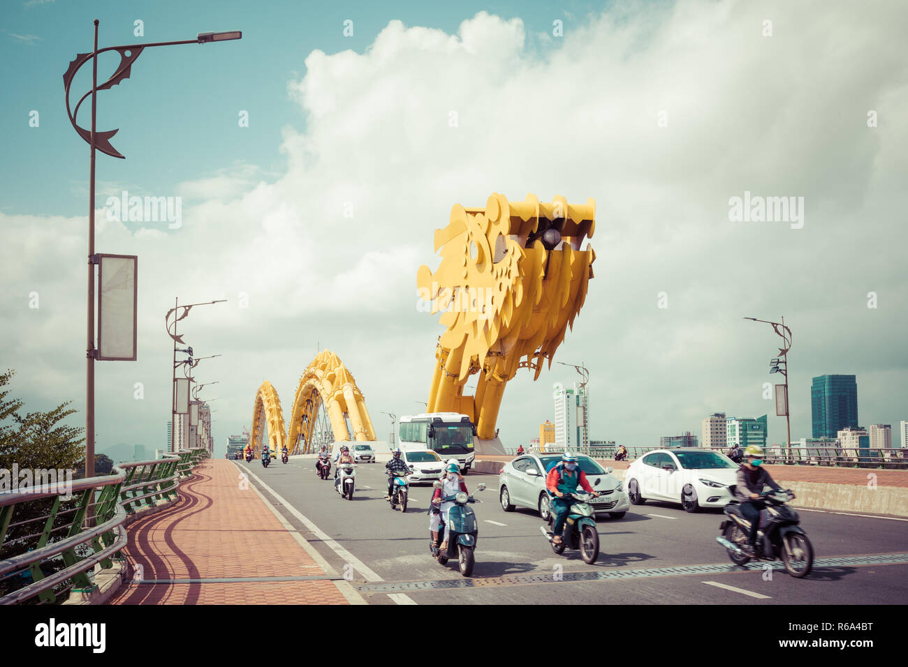 DA NANG, VIETNAM - Novembre 25, 2018: Dragon bridge ( Cua Rong ), questo moderno ponte attraversa il fiume Han, progettato e costruito a forma di drago Foto Stock
