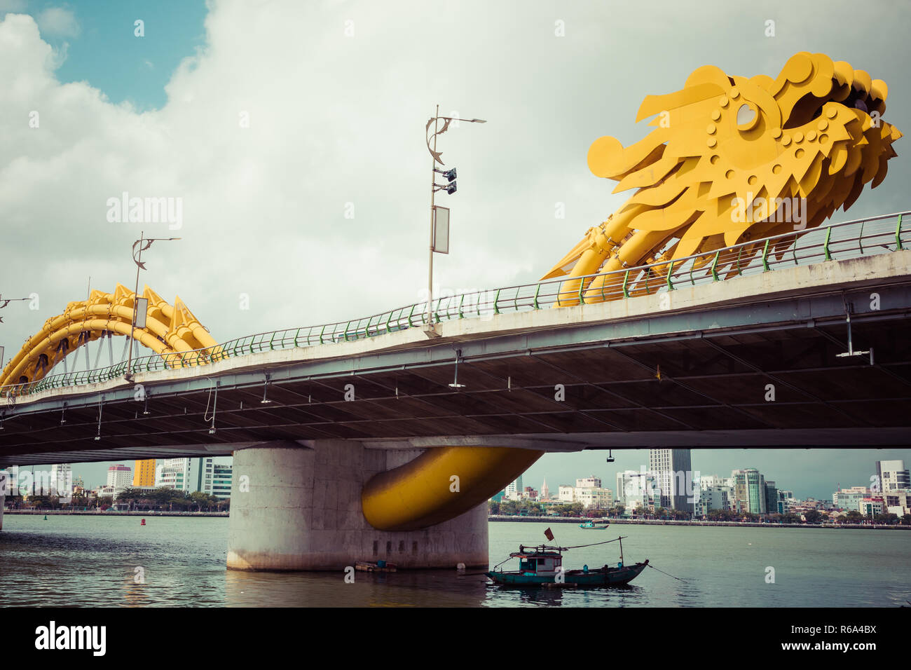 Dragon bridge ( Cua Rong ), questo moderno ponte attraversa il fiume Han, progettato e costruito a forma di drago. Si tratta di un simbolo di Da Nang città, vie Foto Stock