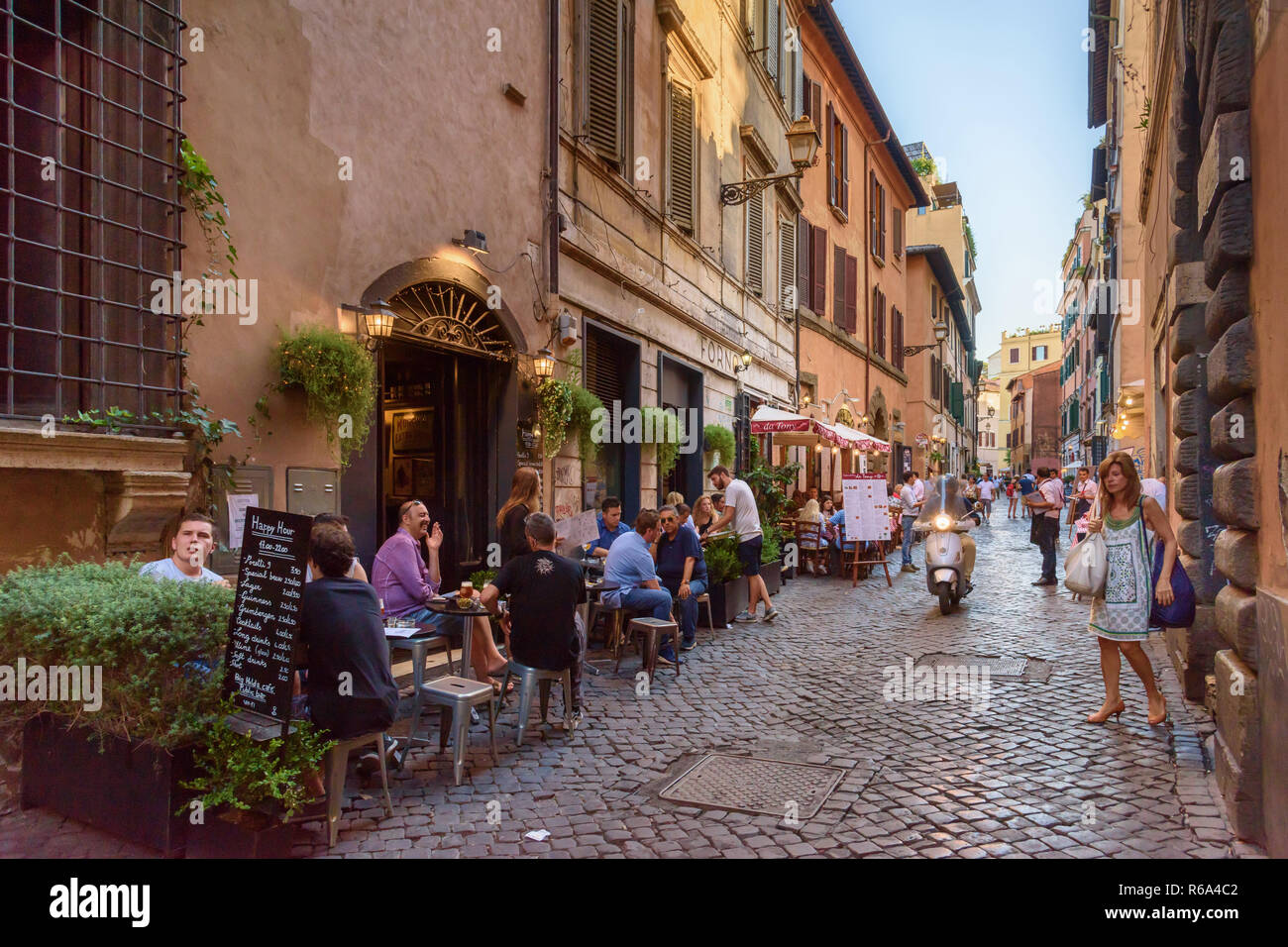 Trastevere street scene, Roma, Italia Foto Stock