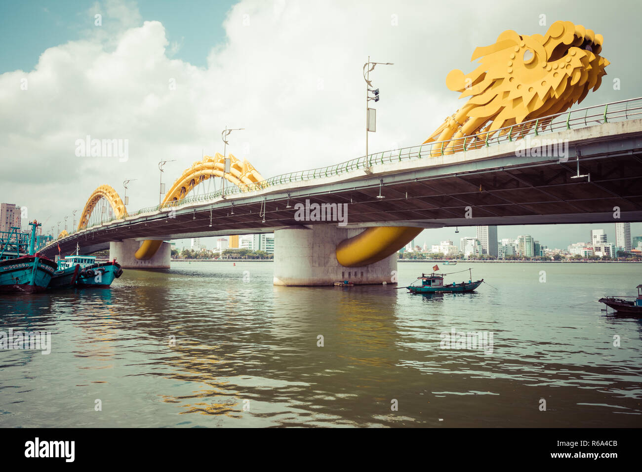 Dragon bridge ( Cua Rong ), questo moderno ponte attraversa il fiume Han, progettato e costruito a forma di drago. Si tratta di un simbolo di Da Nang città, vie Foto Stock