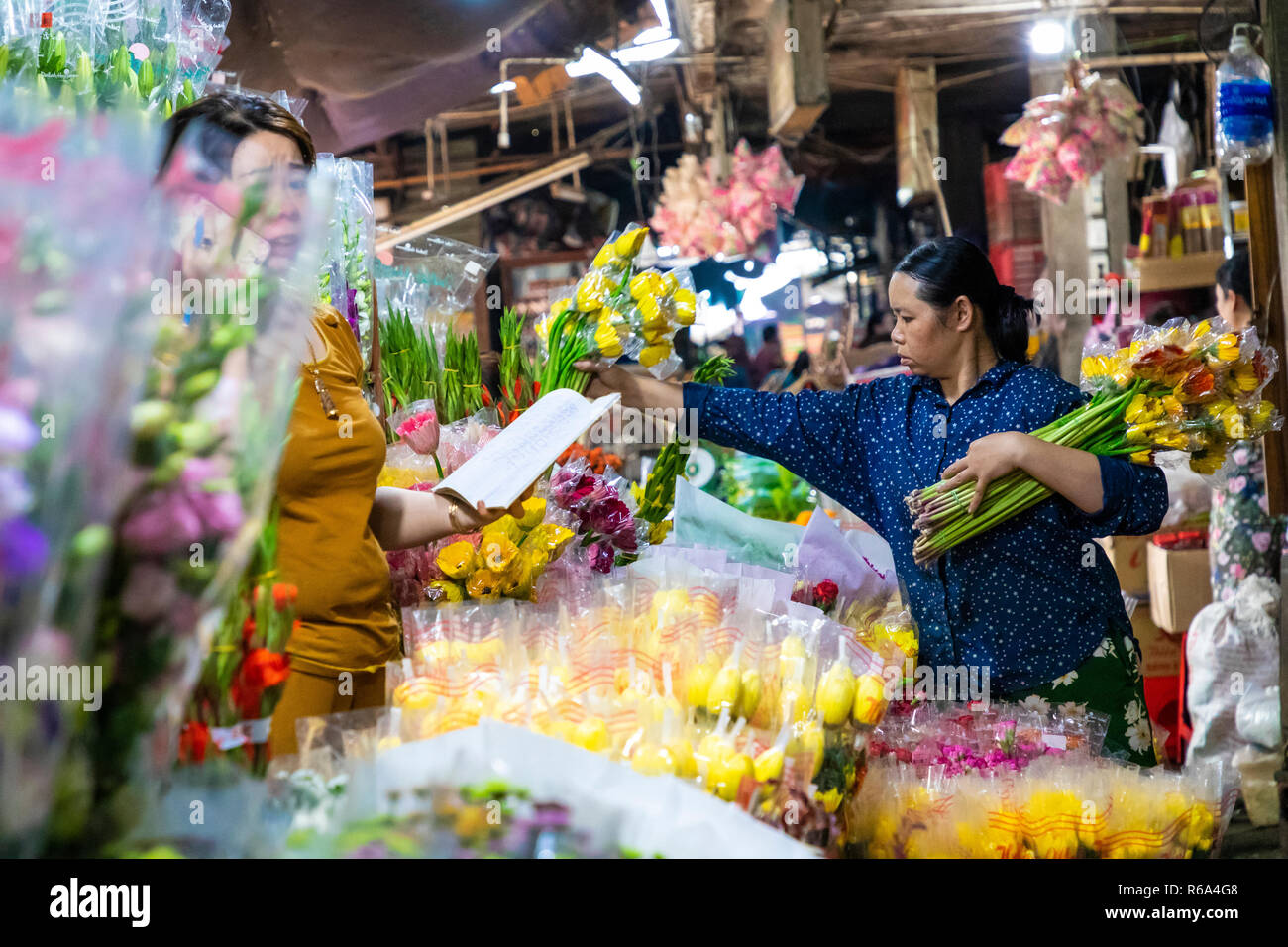 HUE, VIETNAM - NOVEMBRE 19,2018: venditori sul mercato locale in Vietnam. Fiori freschi sul mercato tradizionale. Foto Stock