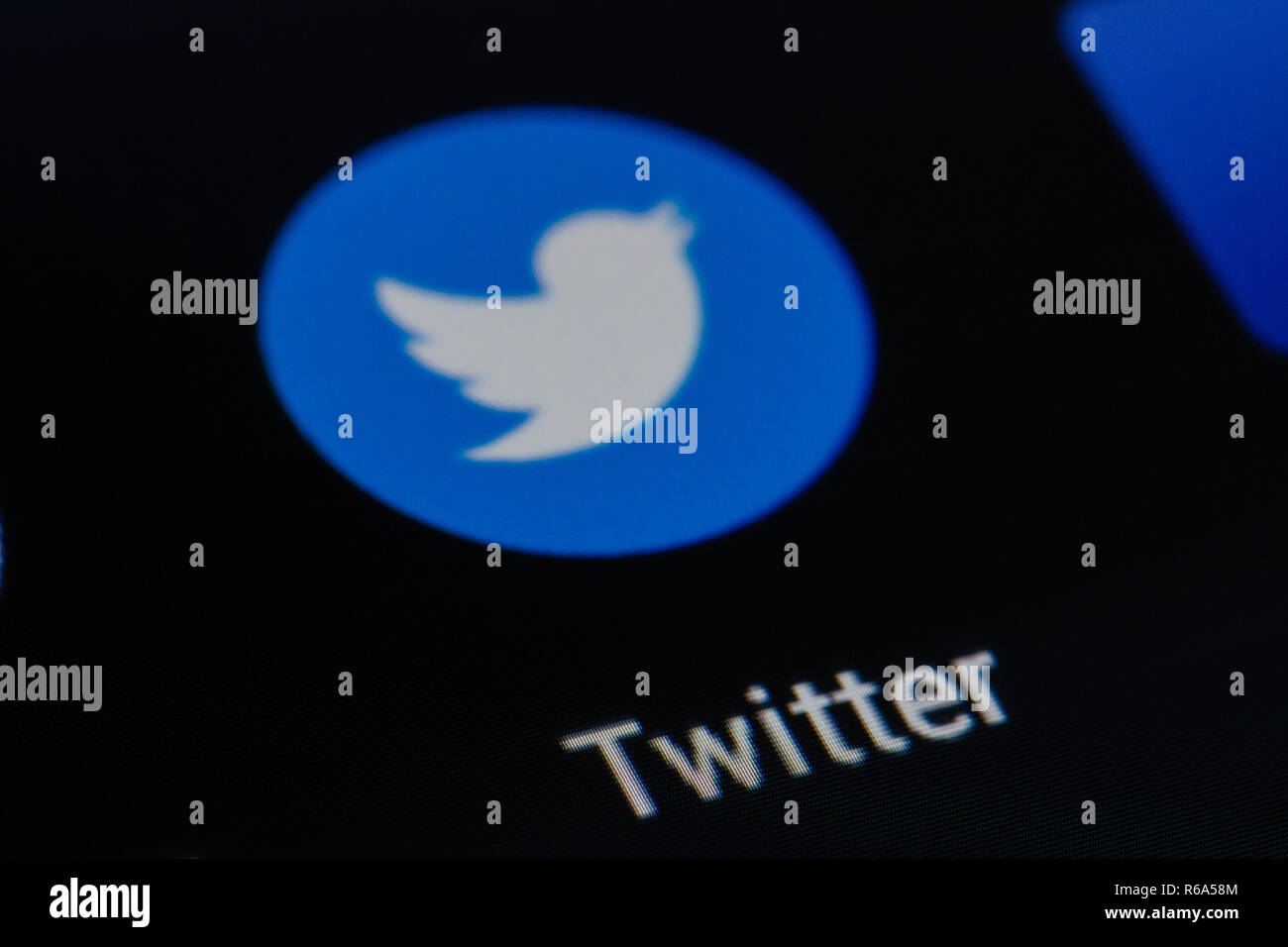 L'app Twitter viene visualizzata sullo smartphone con un dito. Twitter uno dei più grandi siti di social network. App social media. Social network. Elon Musk Foto Stock