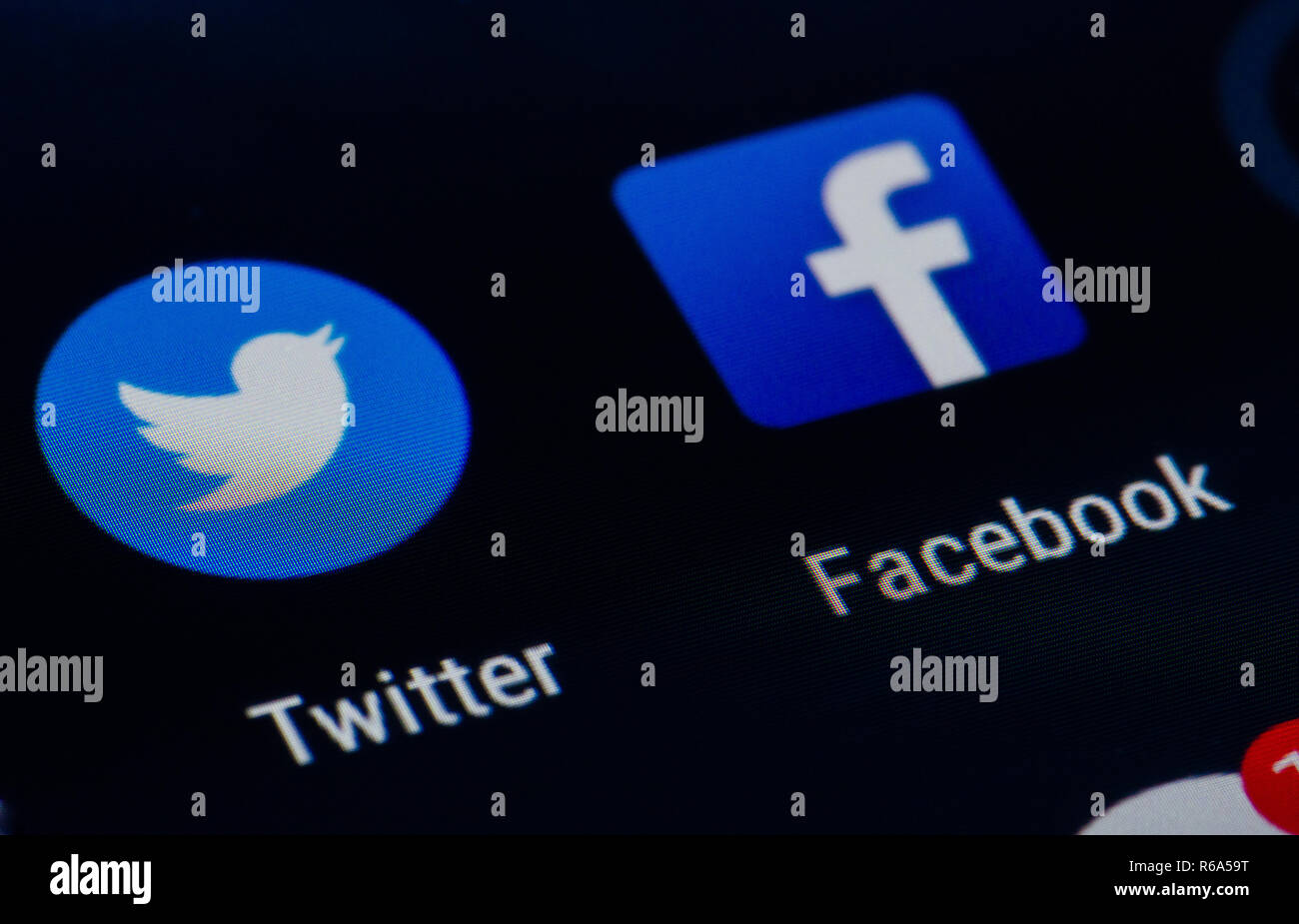 L'app Twitter viene visualizzata sullo smartphone con un dito. Twitter uno dei più grandi siti di social network. App social media. Social network. Elon Musk Foto Stock