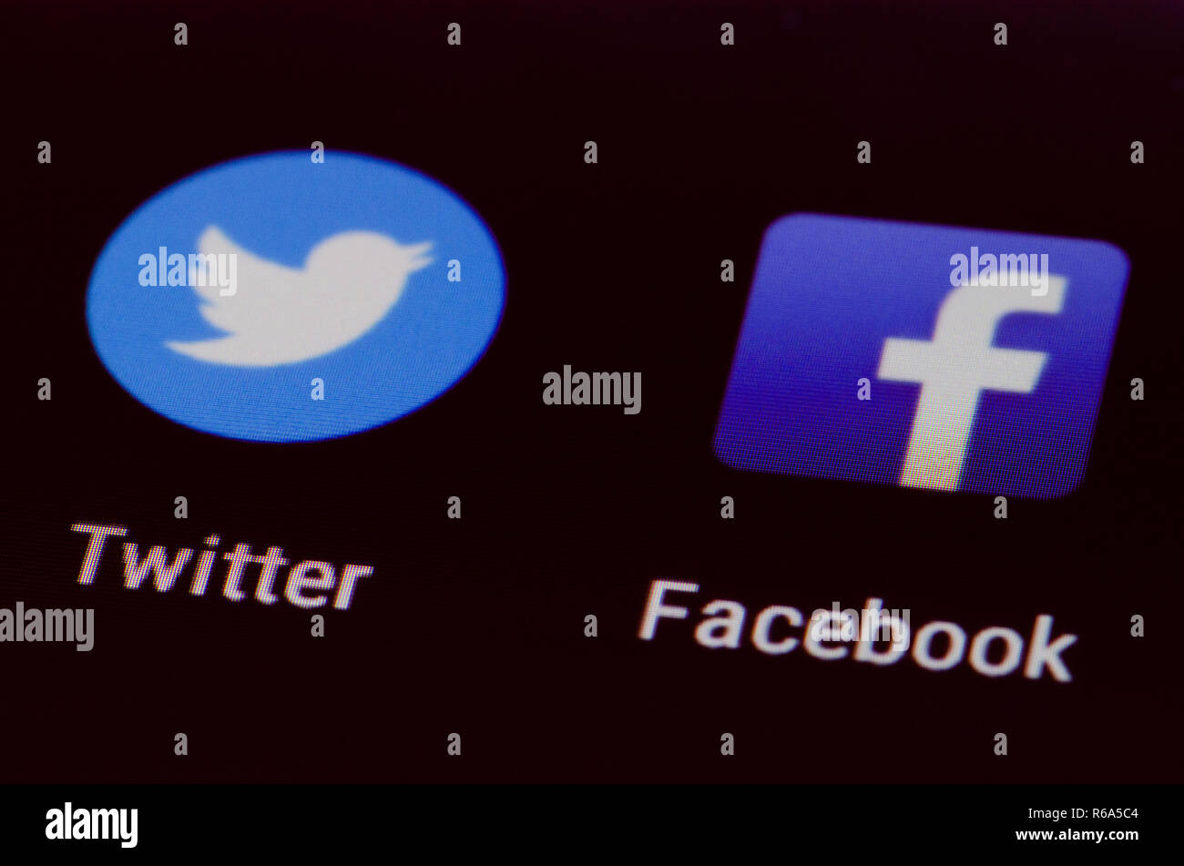 L'app Twitter viene visualizzata sullo smartphone con un dito. Twitter uno dei più grandi siti di social network. App social media. Social network. Elon Musk Foto Stock