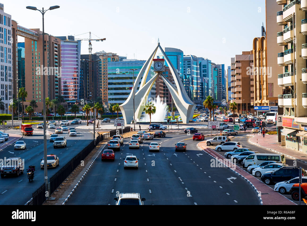 Dubai, Emirati Arabi Uniti - 30 Novembre 2018: Deira clock tower roundabout, un vecchio segno distintivo di Dubai costruito nel 1965 Foto Stock