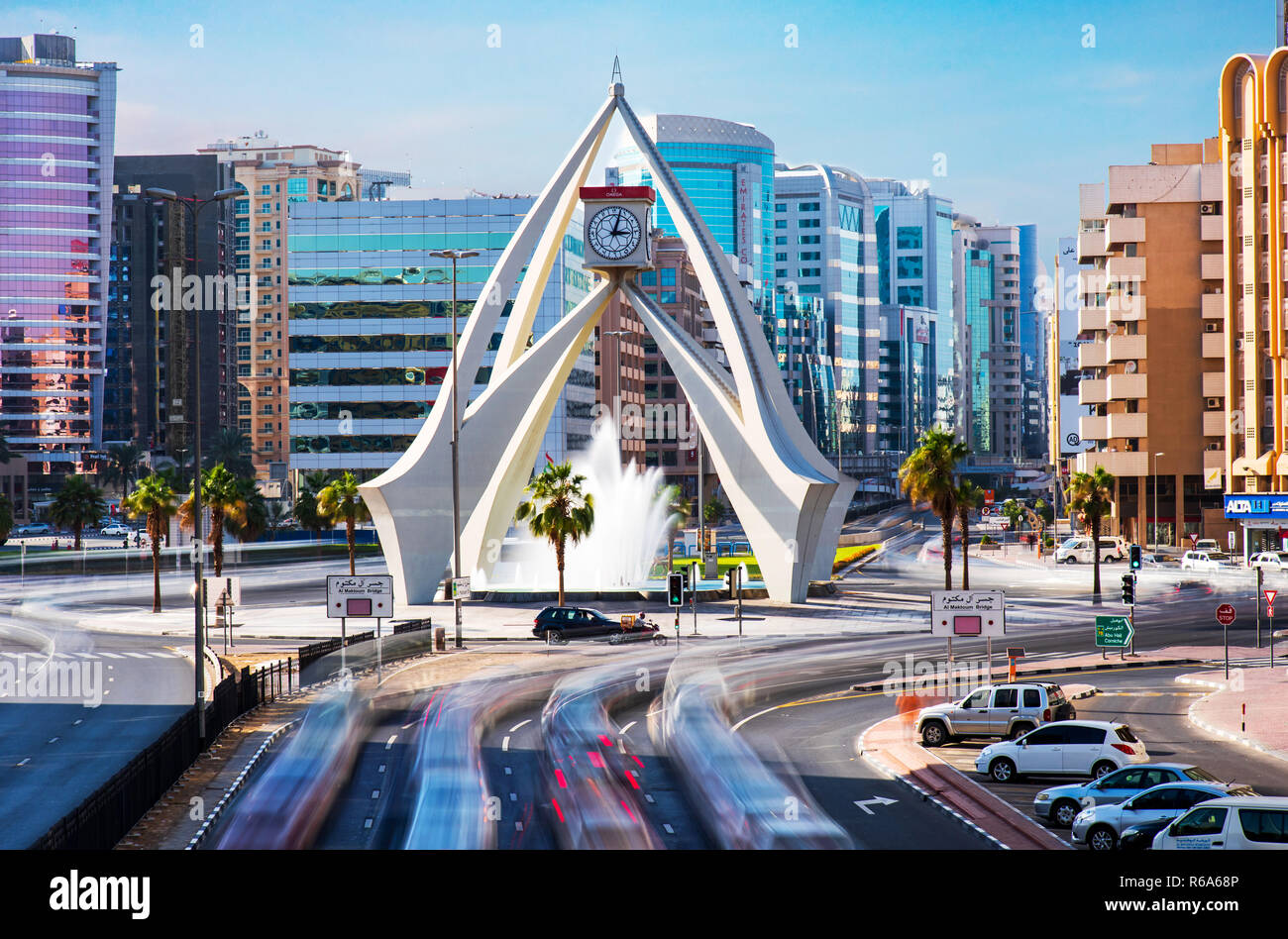 Dubai, Emirati Arabi Uniti - 30 Novembre 2018: Deira clock tower roundabout, un vecchio segno distintivo di Dubai costruito nel 1965 Foto Stock