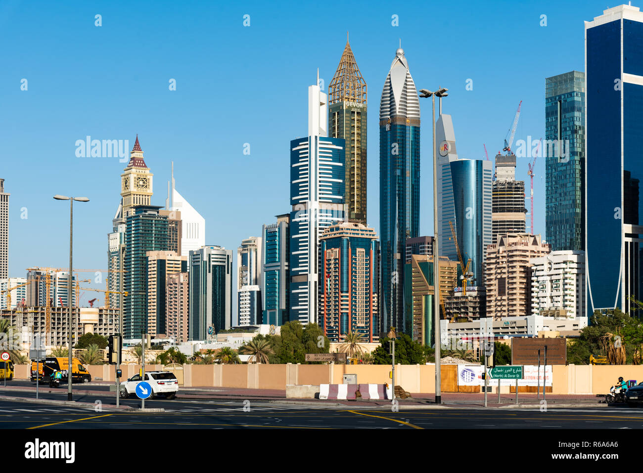 Dubai, Emirati Arabi Uniti - 30 Novembre 2018: Dubai centro di grattacieli in day time vista dalla città a piedi spot per il tempo libero Foto Stock