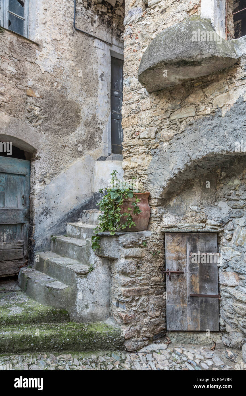 Impressioni e dettagli dal piccolo villaggio Ligure di Castelvecchio di Rocca Barbena Foto Stock