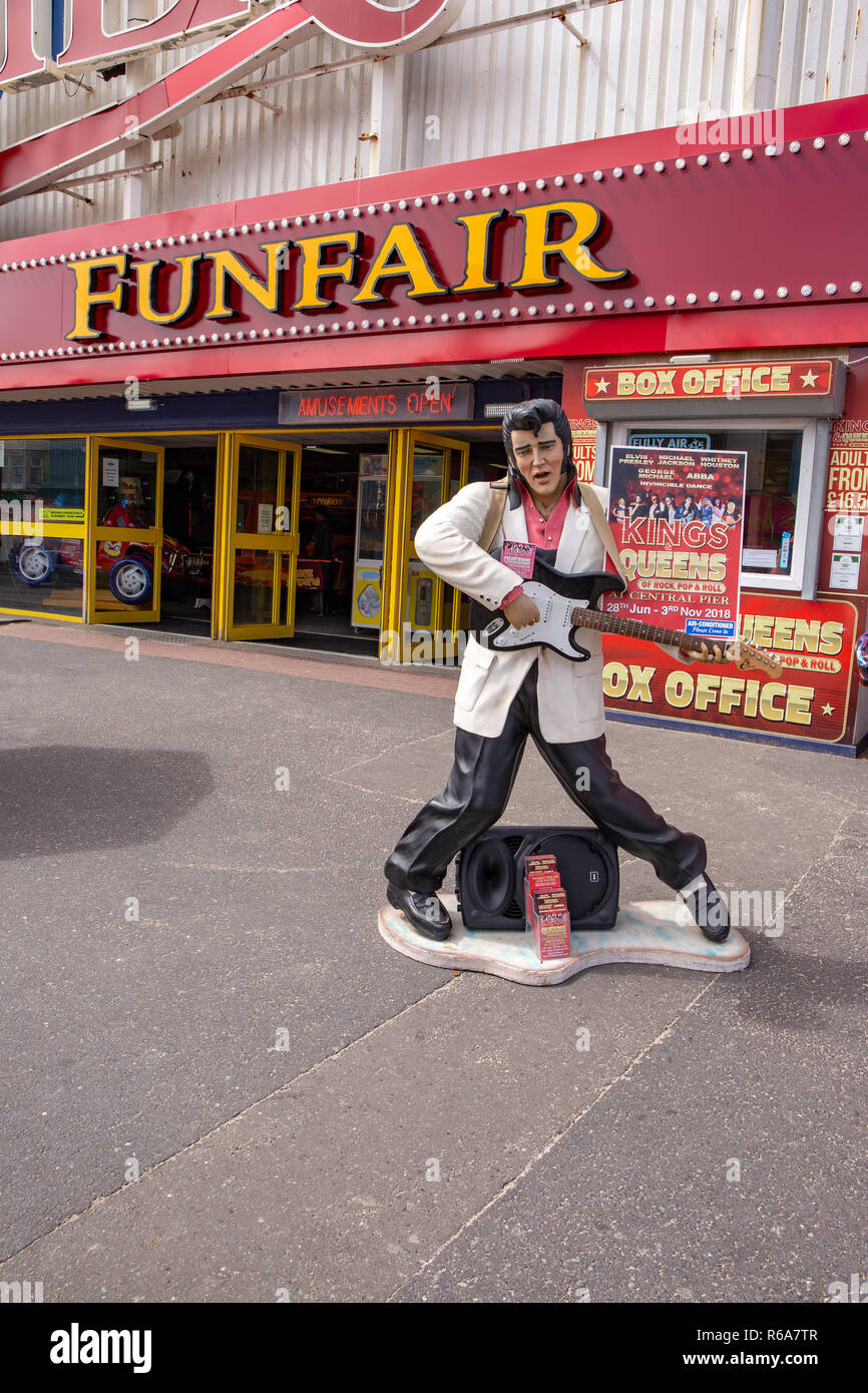 Elvis suonare di fronte fiera del divertimento sul lungomare di Blackpool Lancashire Regno Unito Foto Stock