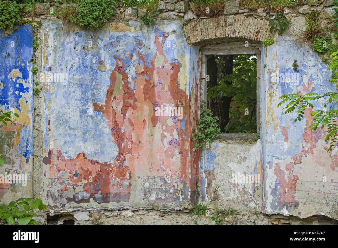 Dettaglio di un ex ormai fatiscente edificio di appartamenti in un piccolo villaggio della penisola istriana Foto Stock