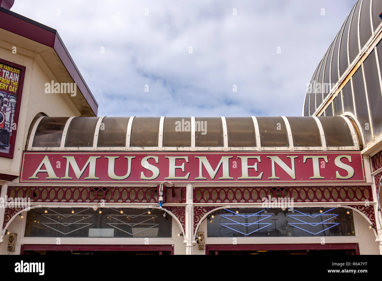 Divertimenti segno sopra ingresso Pier di Blackpool Lancashire Regno Unito Foto Stock