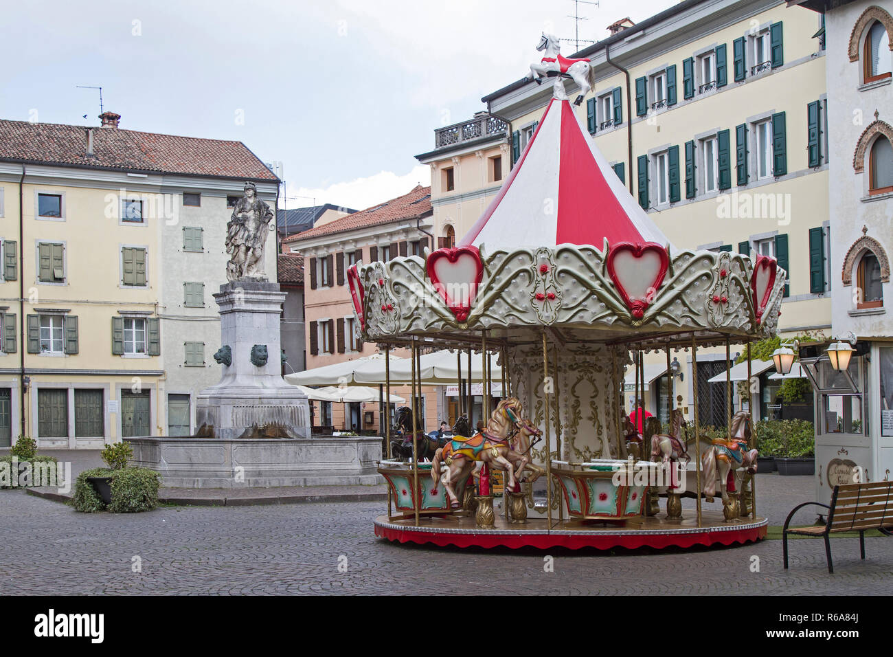 Giostra nostalgica in una piazza di Cividale del Friuli Foto Stock
