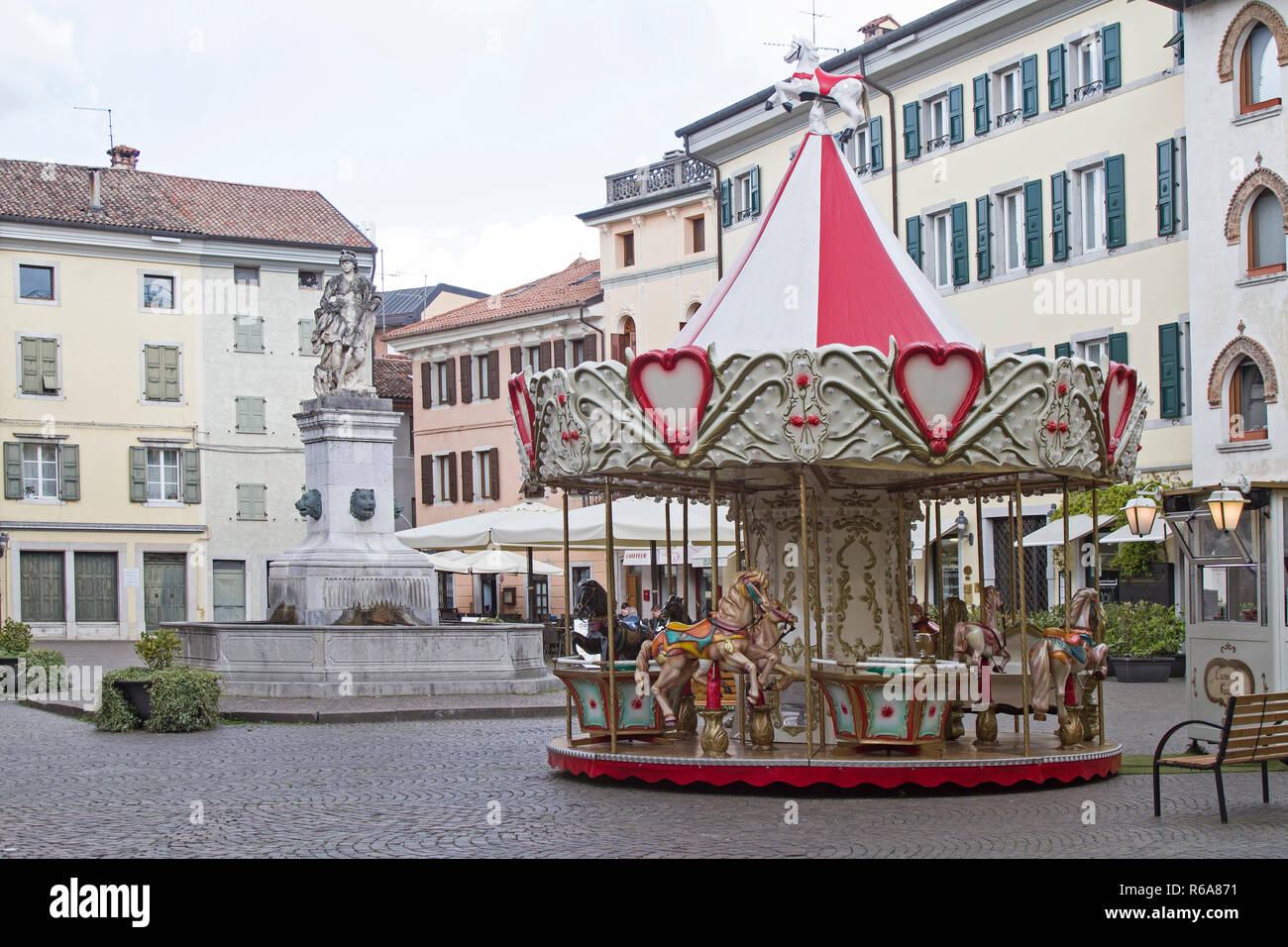 Giostra nostalgica in una piazza di Cividale del Friuli Foto Stock