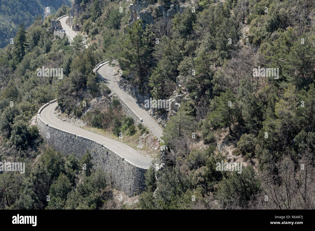 Serpentina strada di montagna che conduce al piccolo villaggio di montagna di Bergue Foto Stock