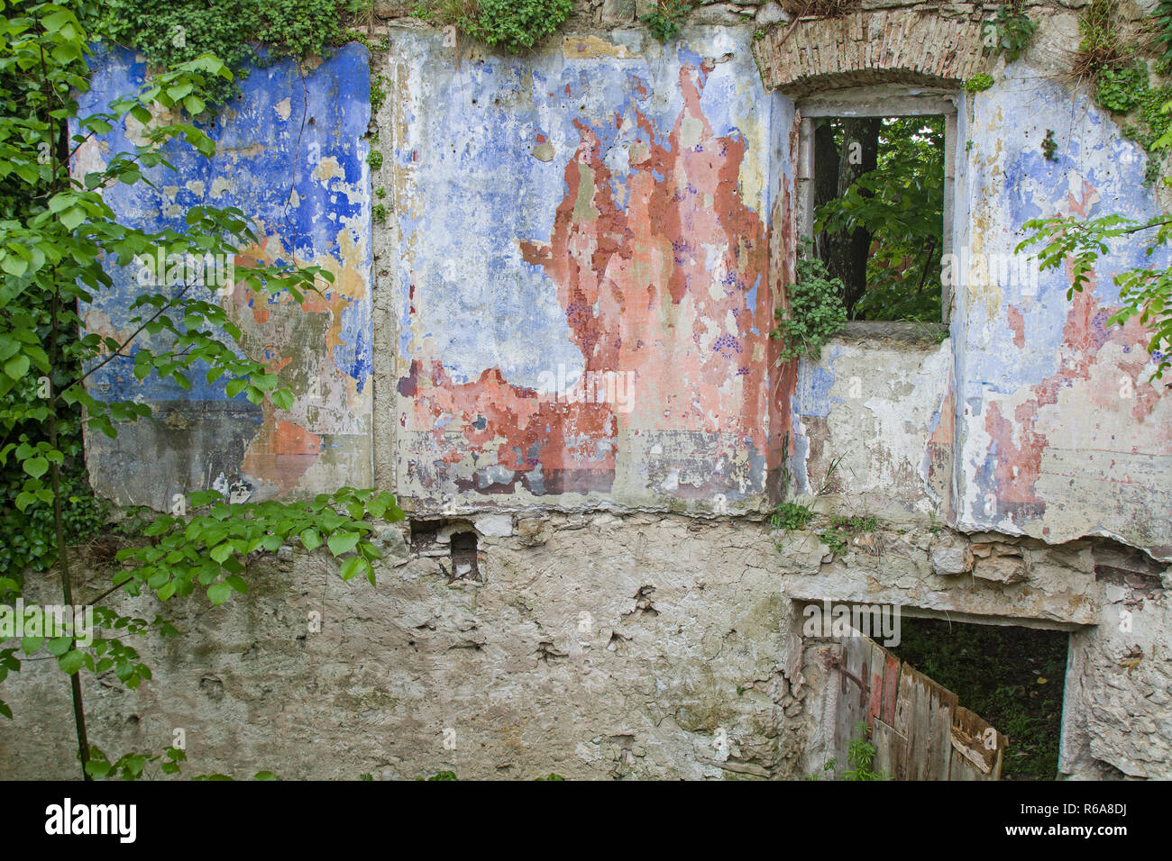 Dettaglio di un ex ormai fatiscente edificio di appartamenti in un piccolo villaggio della penisola istriana Foto Stock