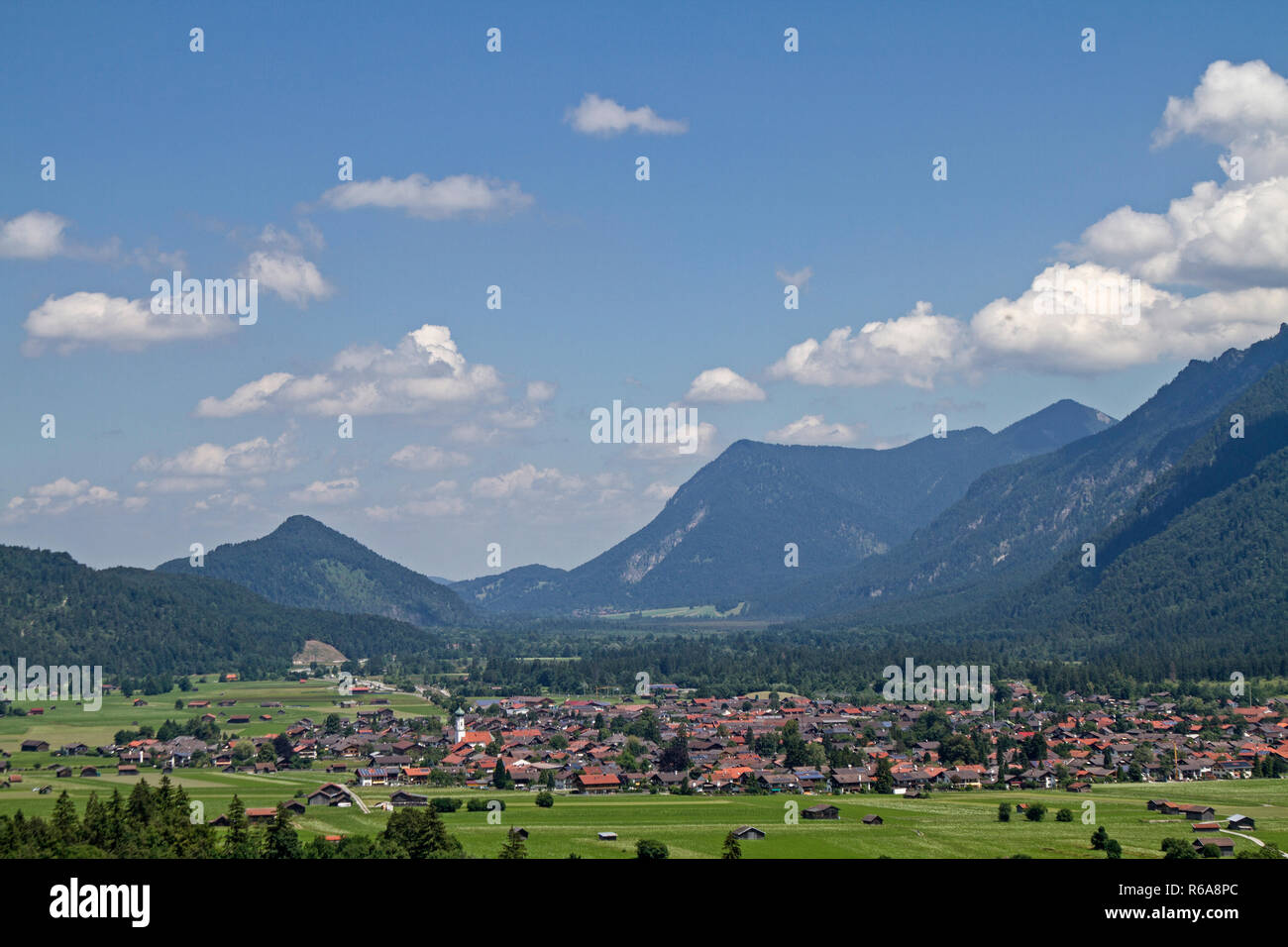 Idyllisches Dorf Im loisach Foto Stock