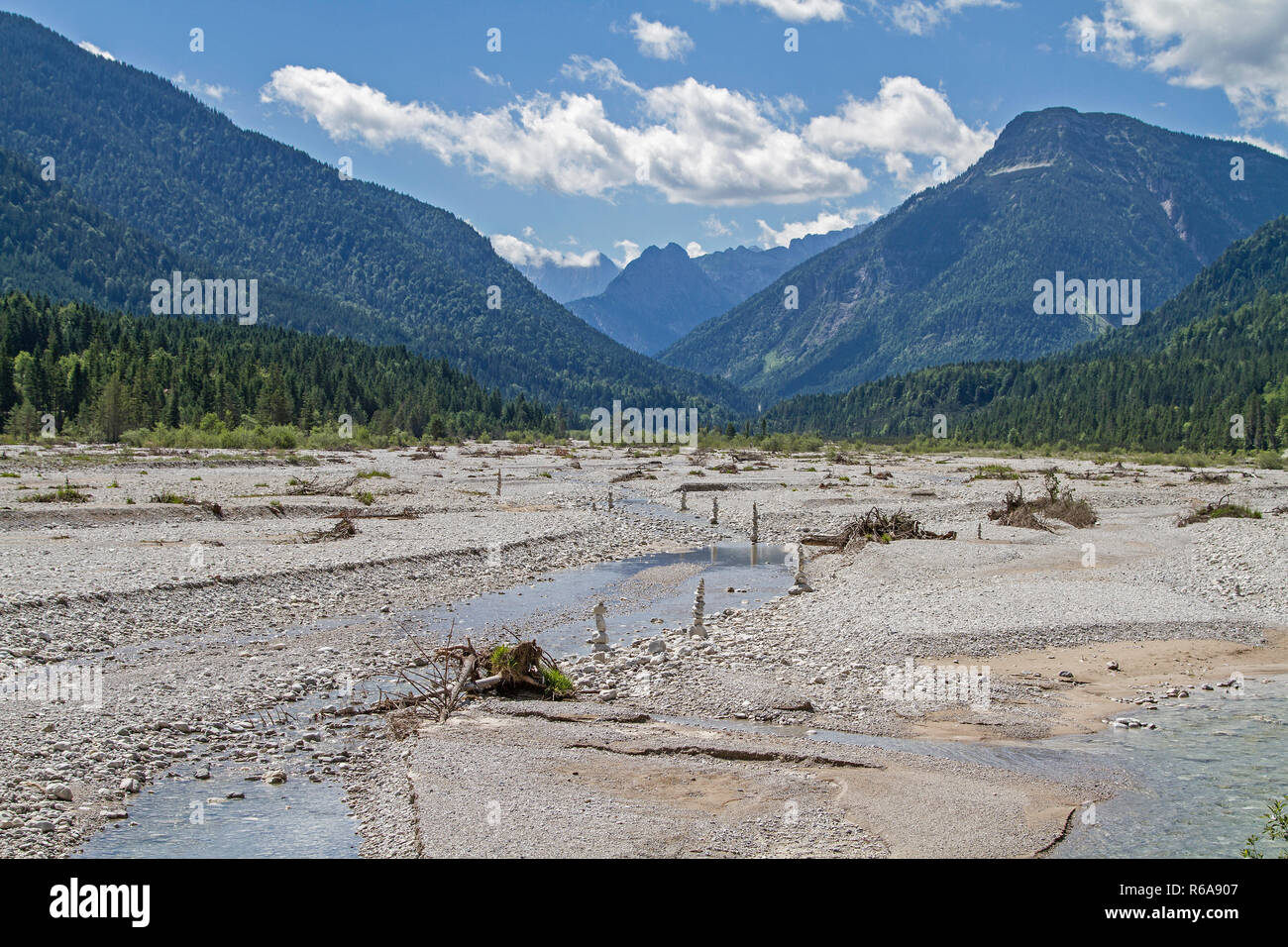 In questo Ghiaioni rocciosi deserto del Rissbach fluisce Nell impetuoso fiume Isar Foto Stock