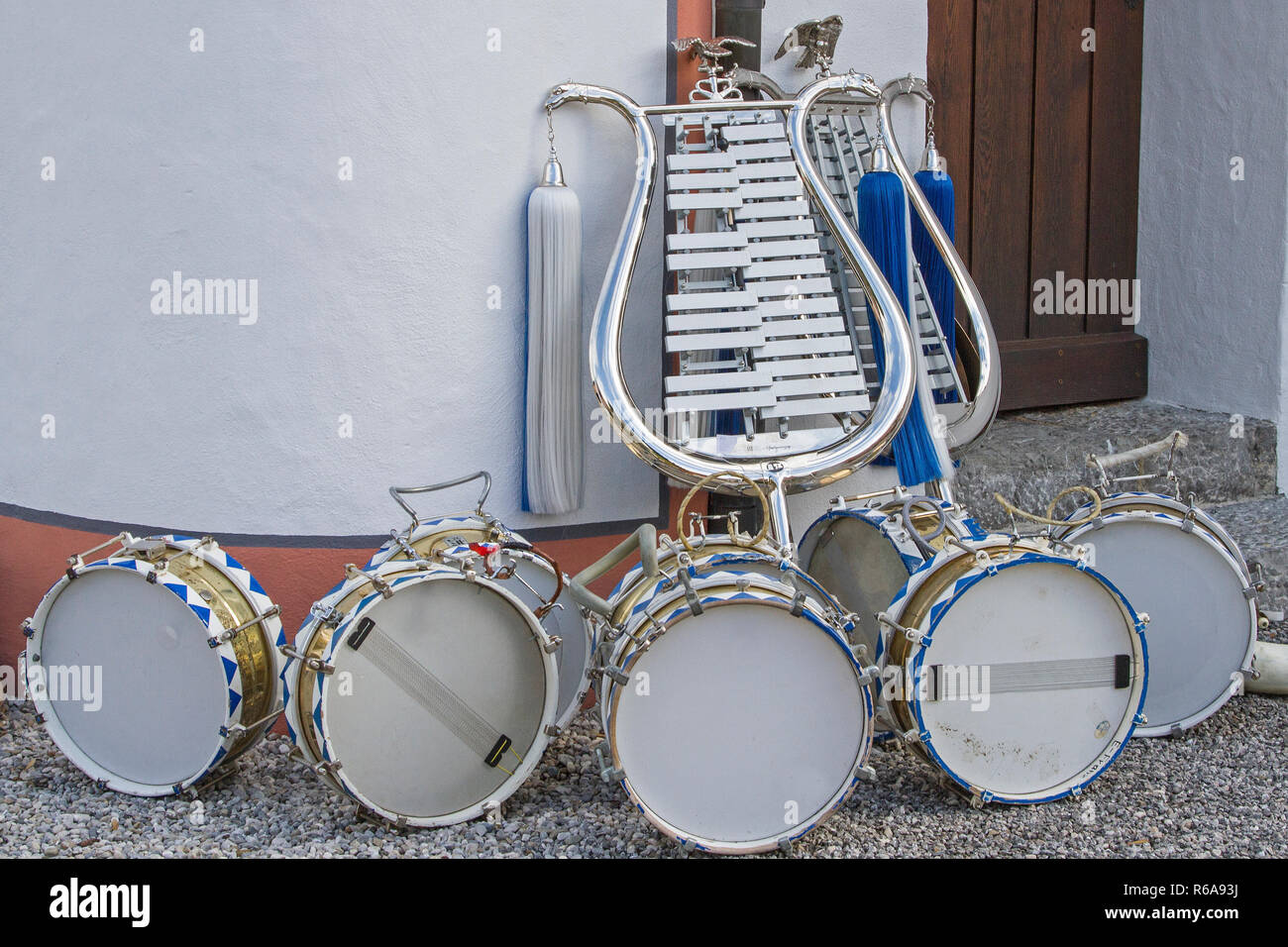 Lyra e tamburi degli strumenti di una Marching Band, parcheggiato su una parete della Chiesa Foto Stock