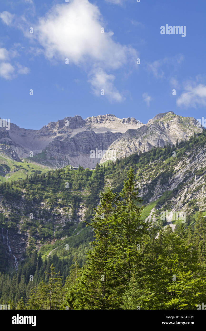 I vertici del Gruppo Soiern con Schöttelkar e Soiernspitze visto dal modo Soiern Foto Stock