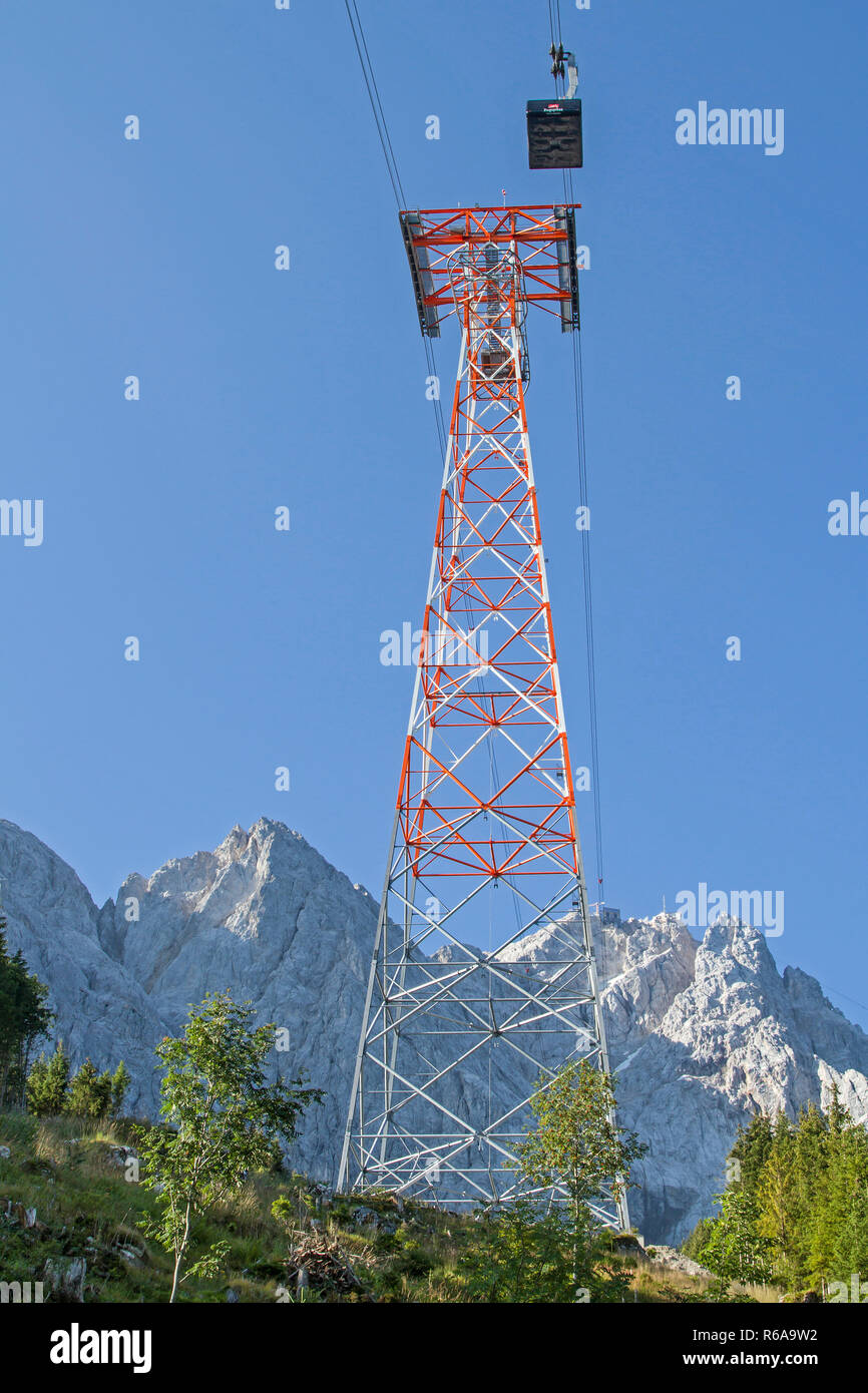 Con la nuova costruzione Funivia per il massiccio dello Zugspitze, il punto più alto in Germania Foto Stock