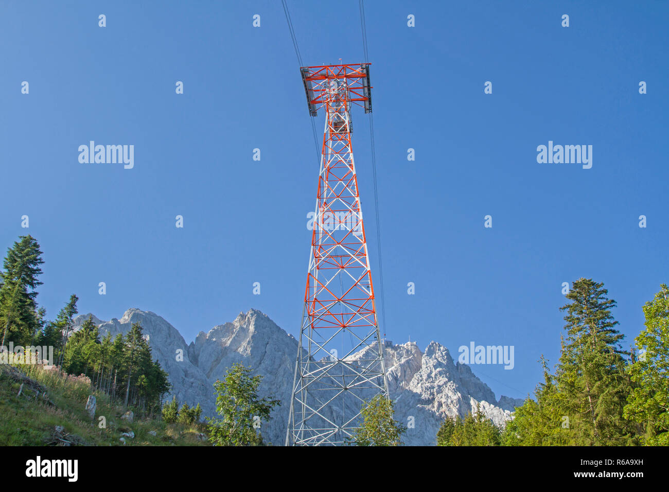 Con la nuova costruzione Funivia per il massiccio dello Zugspitze, il punto più alto in Germania Foto Stock