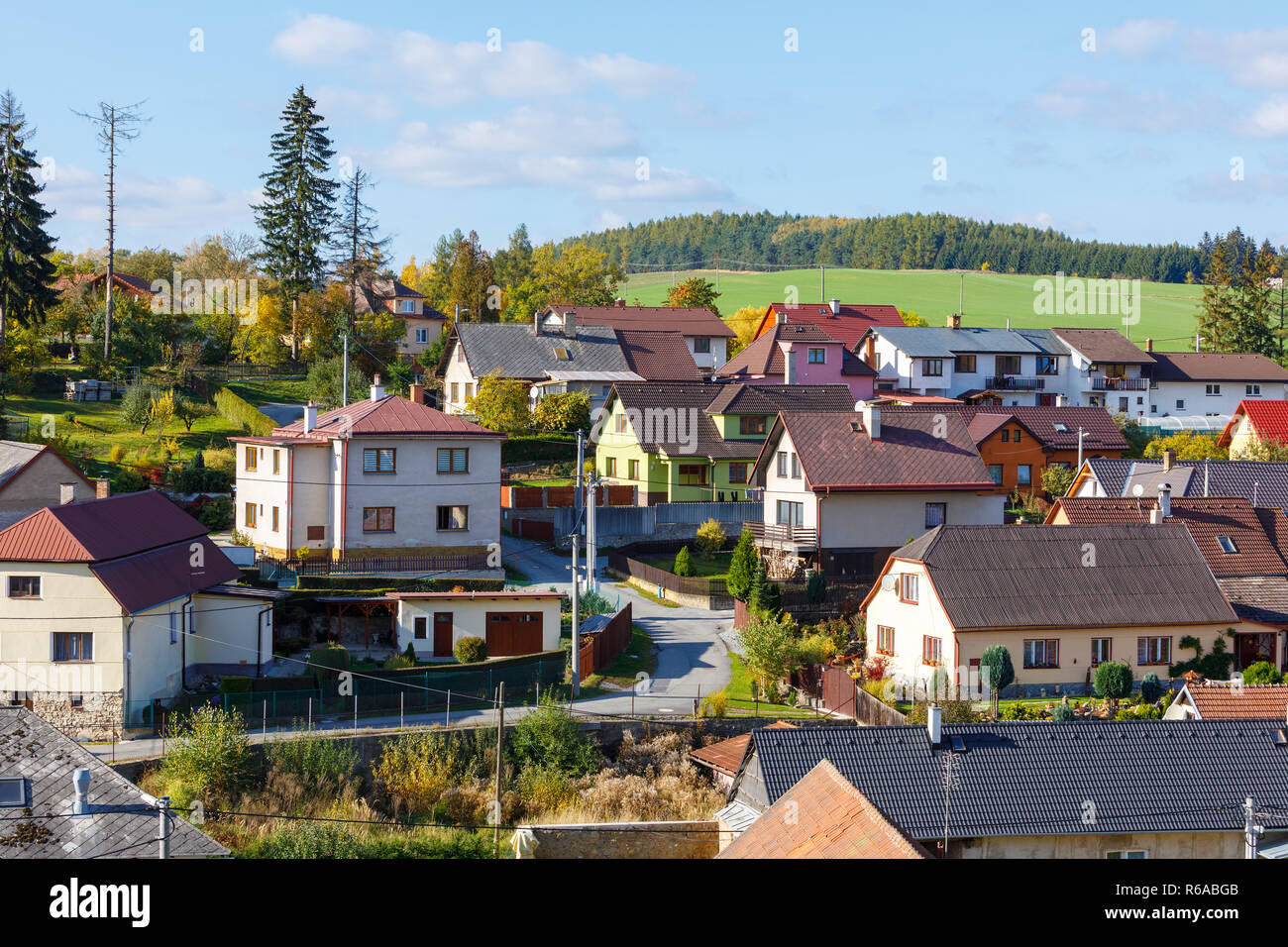 Piccolo villaggio nella stagione autunnale Foto Stock