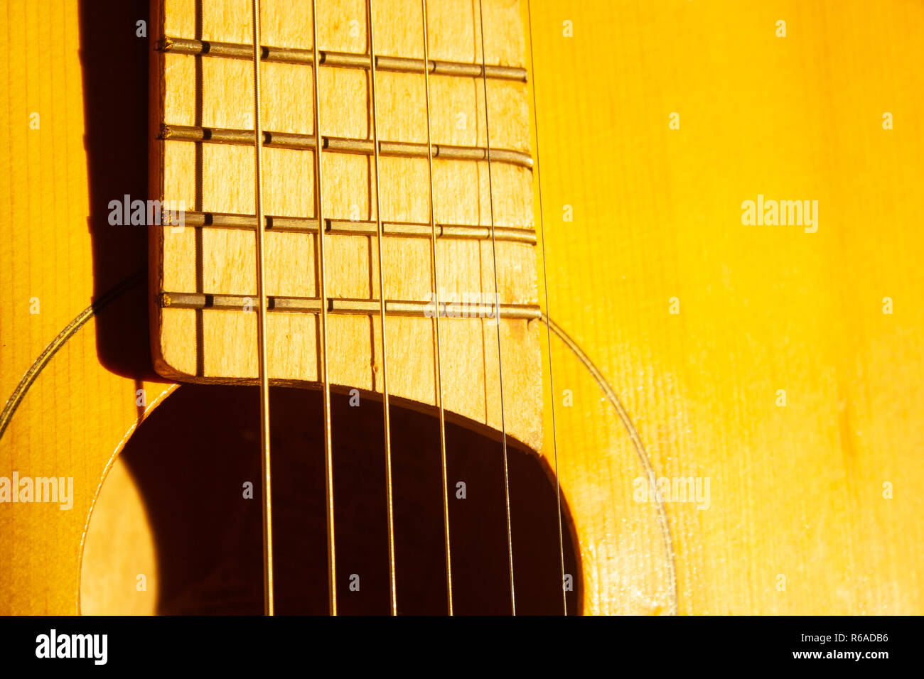 Dettaglio di una chitarra vicino. Chitarra soleggiato Foto Stock