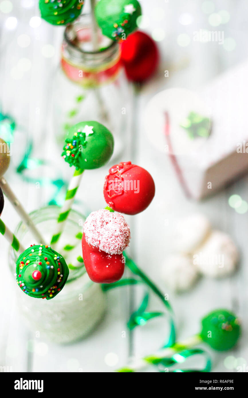 Natale torta decorata pop; sullo sfondo di vacanza Foto Stock