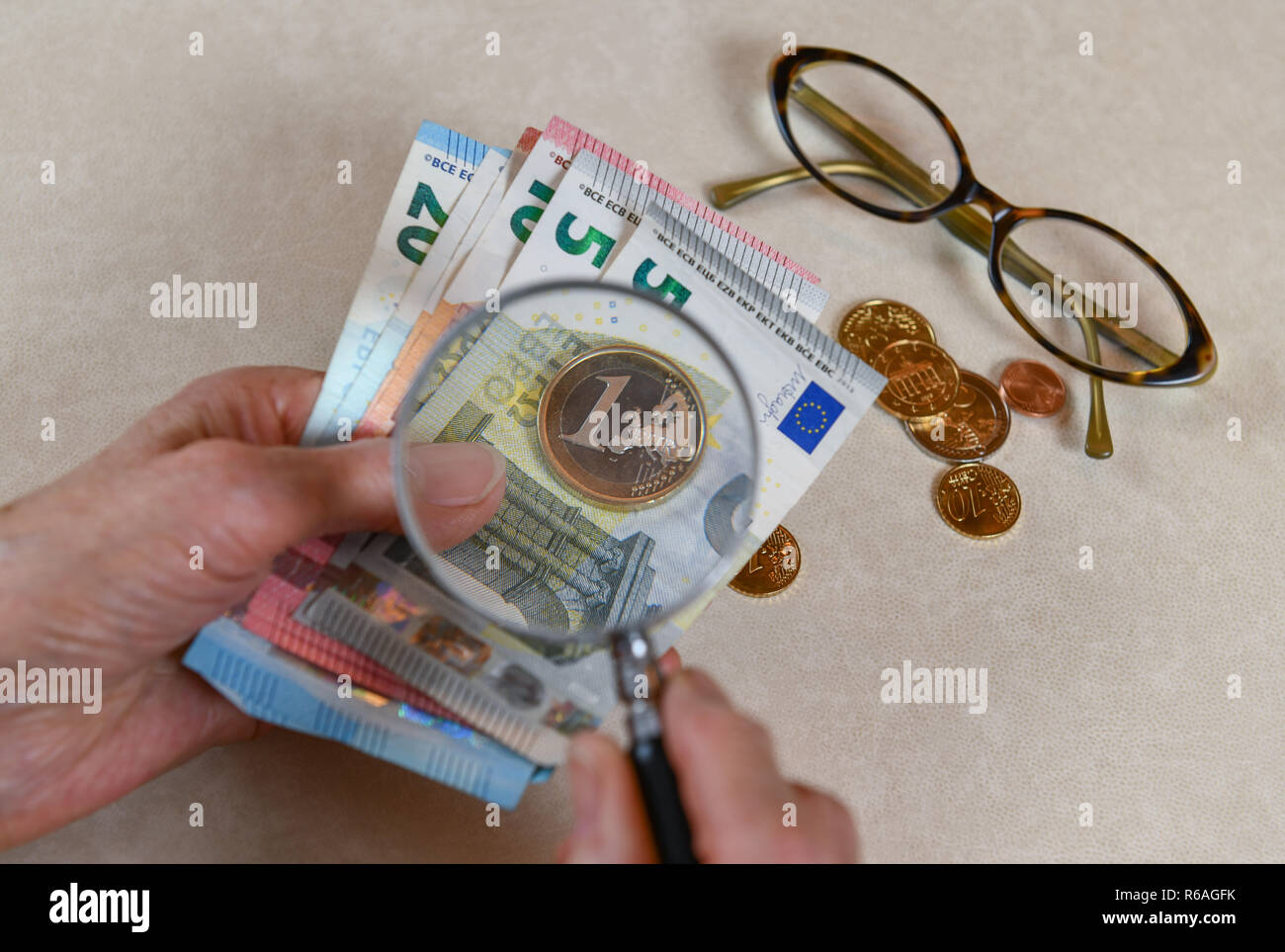 Foto simbolico, pensione, senior, mani, denaro, la lente di ingrandimento, Symbolfoto, rente, Seniorin, Haende, Geld, Lupe Foto Stock