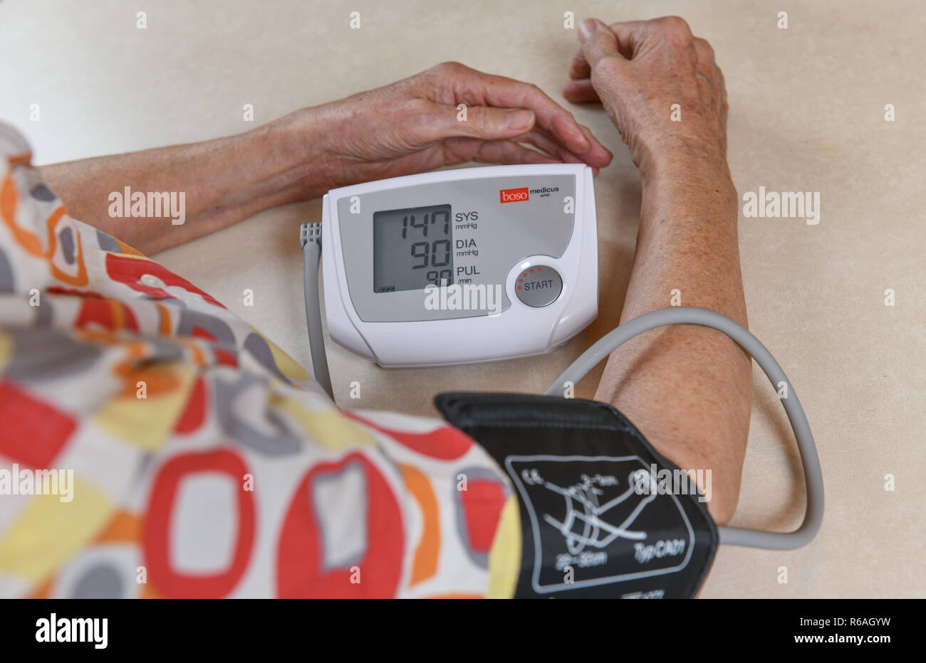 Lettura della pressione sanguigna, senior, Blutdruckmessung, Seniorin Foto Stock