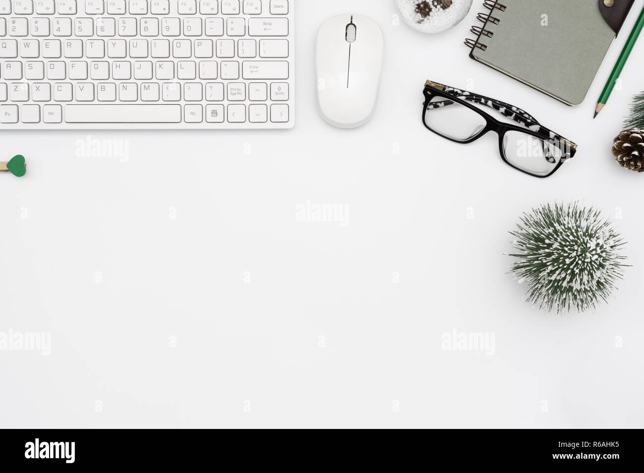 Buon Natale e felice anno nuovo lavoro di ufficio il concetto di spazio. Flat Top laici vista con copia spazio. Foto Stock