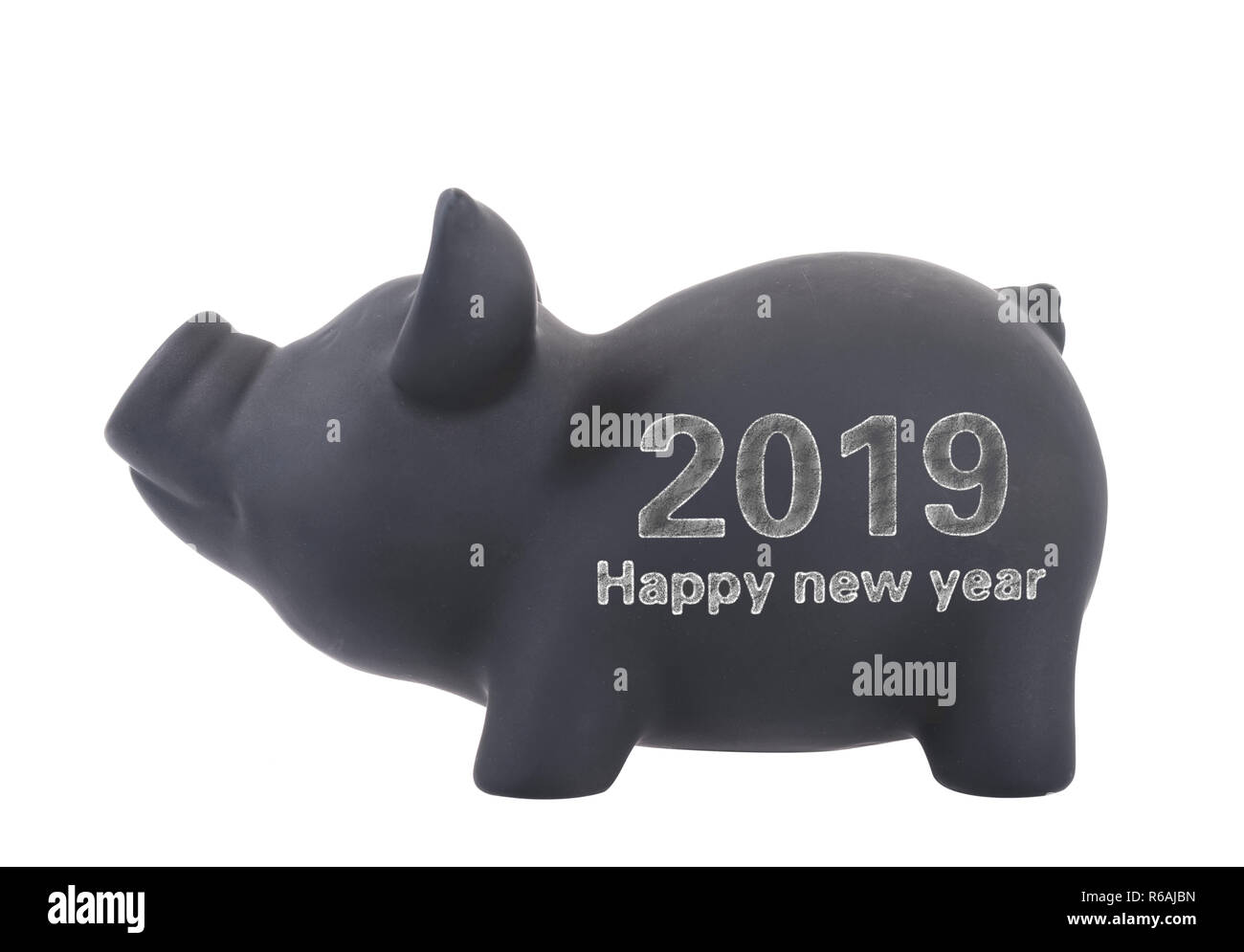 Il 2019 è l'anno del maiale,parola felice anno nuovo scritto con gesso su una ceramica nera salvadanaio moneta contenitore isolato su sfondo bianco Foto Stock