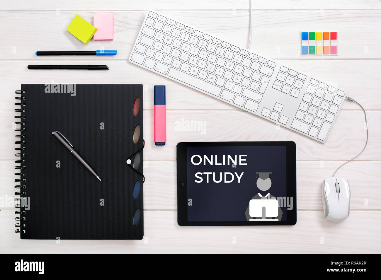 Online il concetto di studio. Stabilire piani scrivania in legno in stile nordico Foto Stock