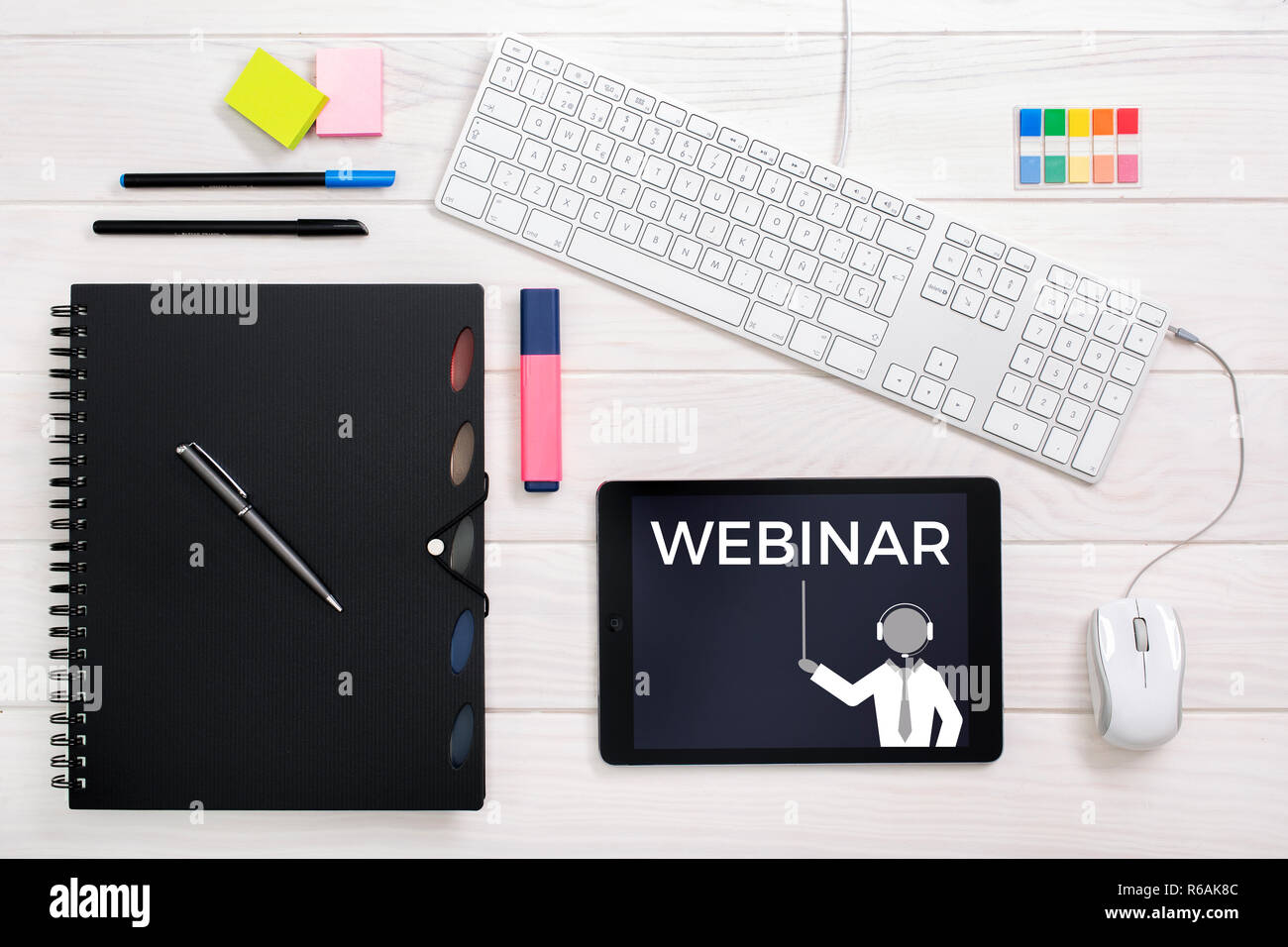 Concetto del webinar. Stabilire piani scrivania in legno in stile nordico Foto Stock