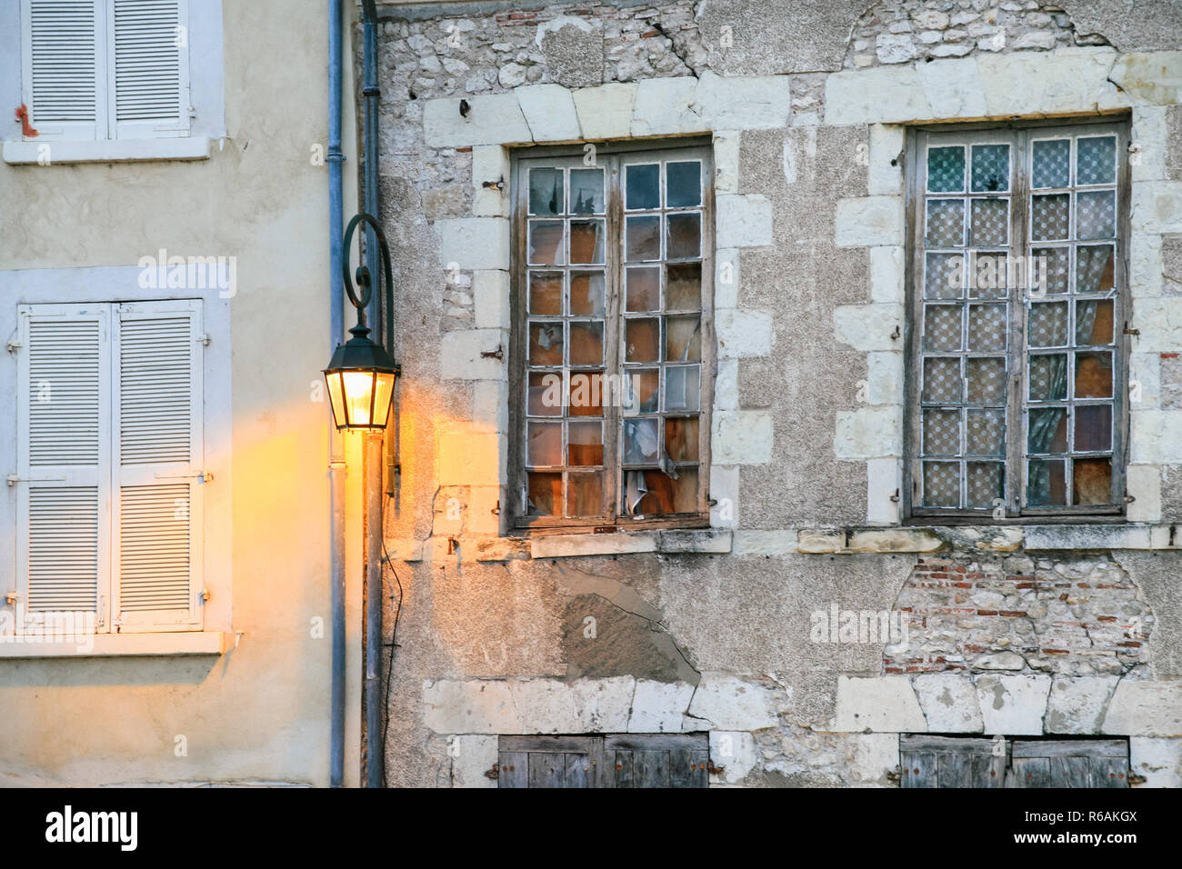 Lanterna sulla parete del vecchio case urbane in Orleans Foto Stock