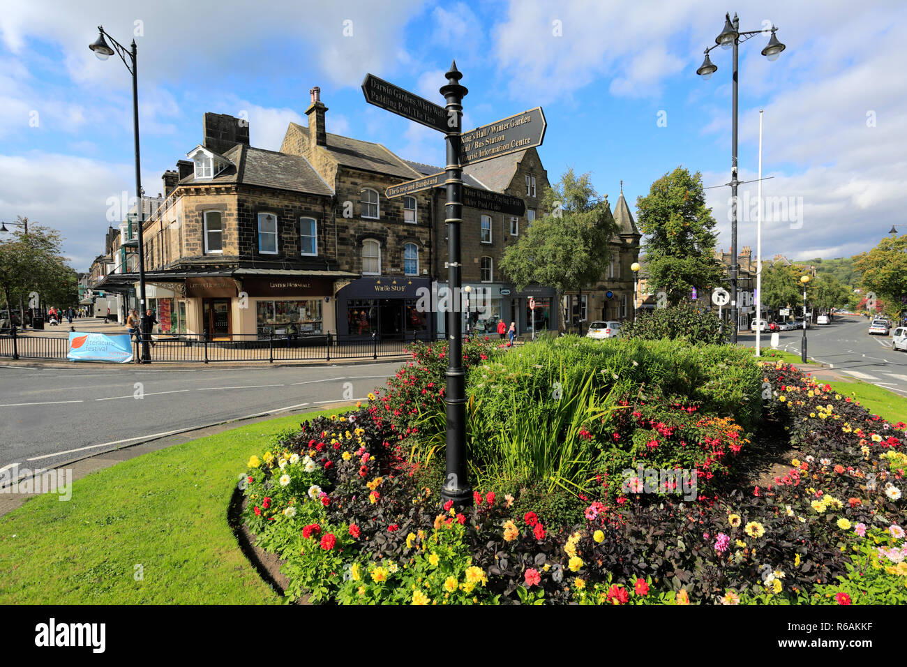 Informazioni turistiche segno, Station Road, Città a Ilkley, West Yorkshire, Inghilterra, Regno Unito Foto Stock