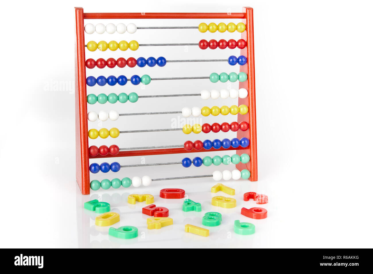 Abacus con valori numerici multicolore su sfondo bianco Foto Stock