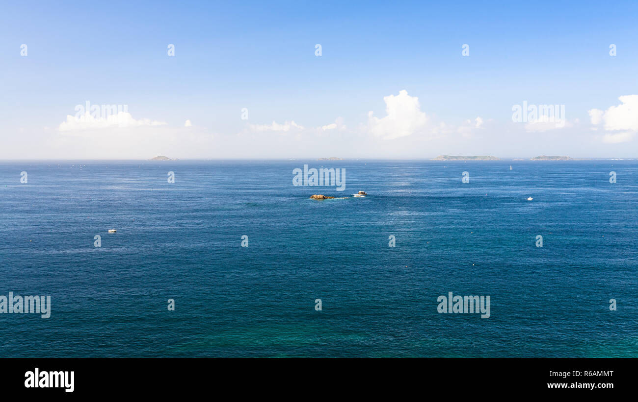 Vista del canale in inglese da area Saint-Guirec Foto Stock