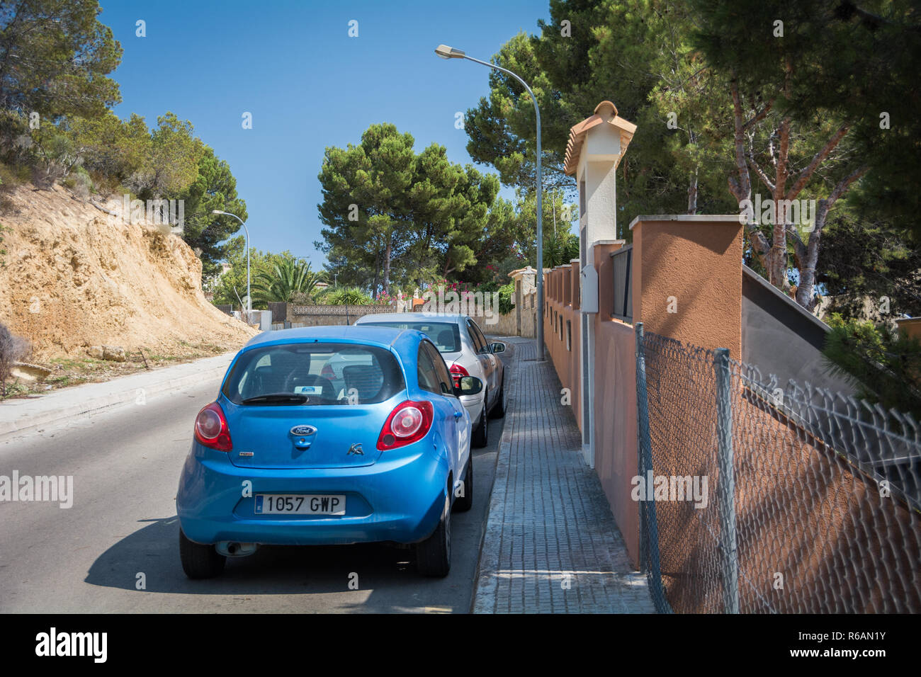 Santa Ponsa, Mallorca, Spagna - 18 Luglio 2013: auto Ford Ka parcheggiata su strada Foto Stock