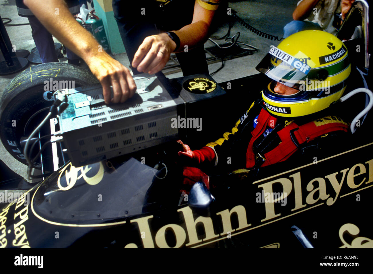 Ayrton Senna nella sua Lotus Renault presso il Grand Prix del Portogallo 1985 Foto Stock
